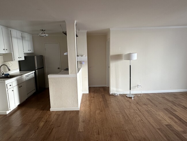 Kitchen w Part of Living room - 250 Whitmore St Unidad #217 Rental