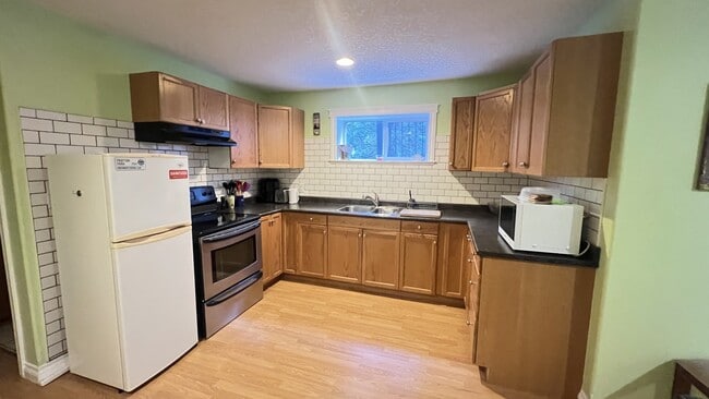 Photo - 665-665 Admirals Rd