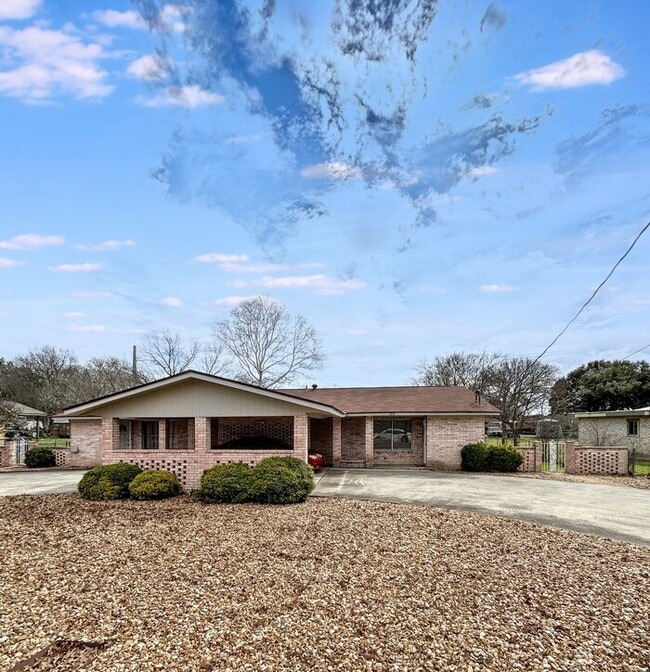 Photo - 1212 Hillcrest Dr House