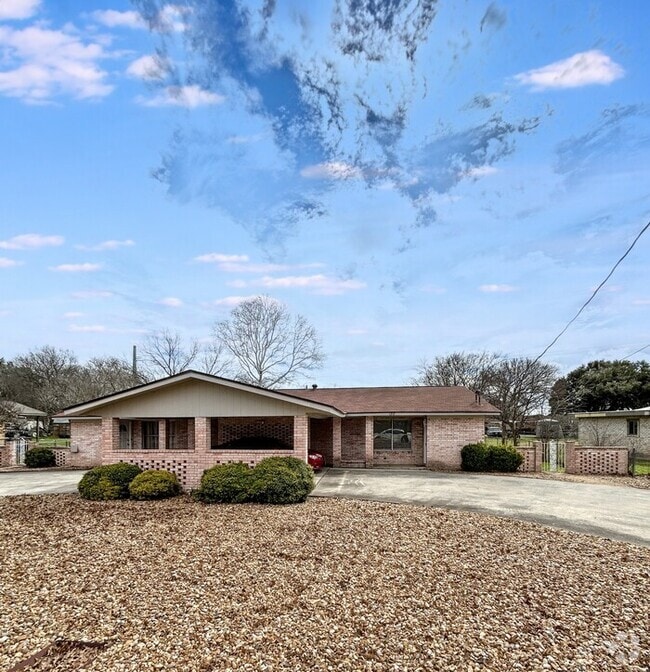 Building Photo - 1212 Hillcrest Dr Rental