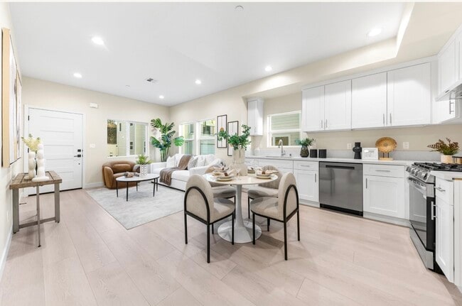 Photo - 648 W Grand Ave