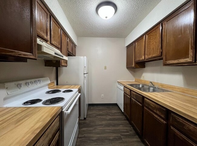 Photo - Pinewood Apartments