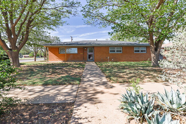 Building Photo - Newly remodeled 3/2/2 in north Lubbock!
M... Rental