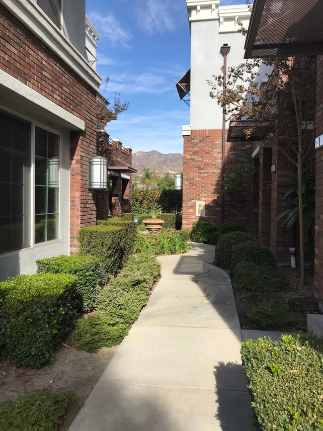 Building Photo - Located in the very popular northwest area... Rental