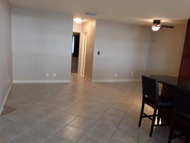 Liv Room - 2881 NE 32nd St Unit 118