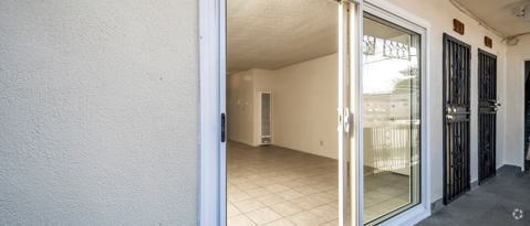 Building Photo - 4956 Romaine St Rental