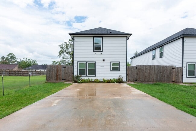 Building Photo - 8635 Sunderland Rd