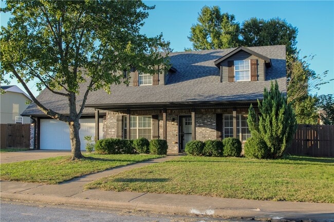 Building Photo - 2711 W Bishop Dr