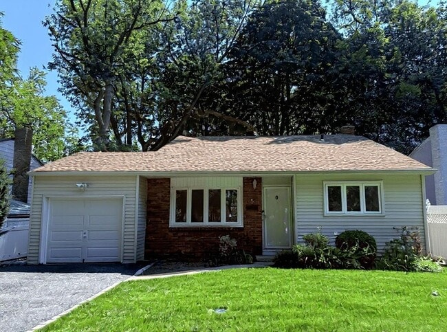 Building Photo - 5 2nd Rd Rental