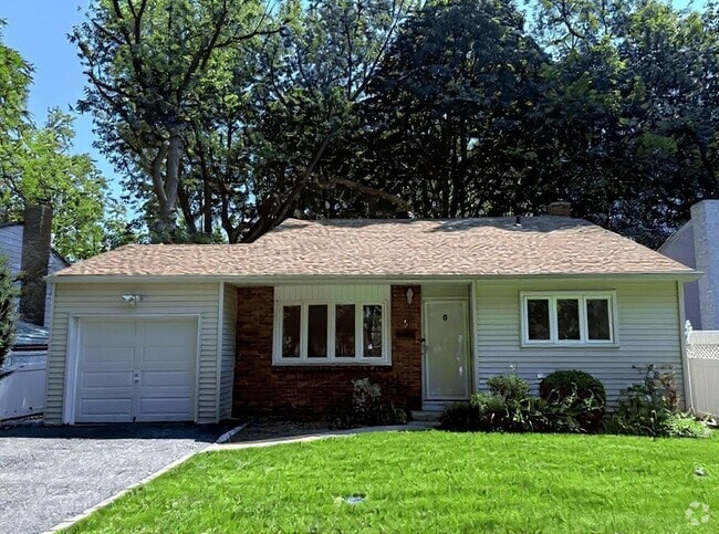 Building Photo - 5 2nd Rd Rental
