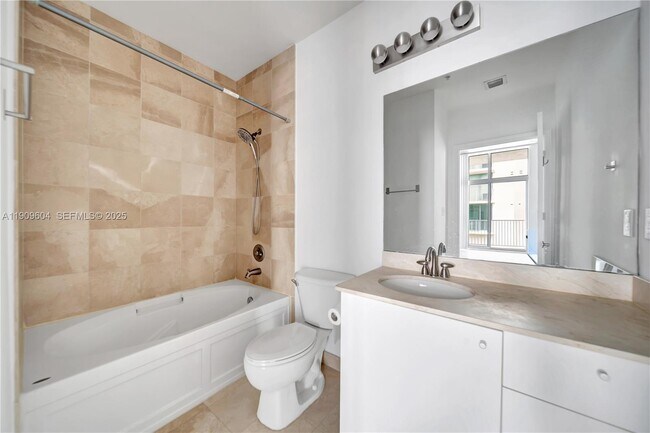 Photo - 2100 Van Buren St Unidad 517