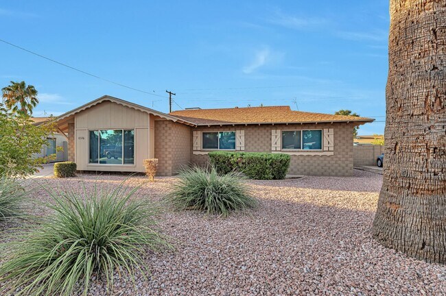 Building Photo - 3 BEDROOMS 2 BATHS! GRASS YARD!