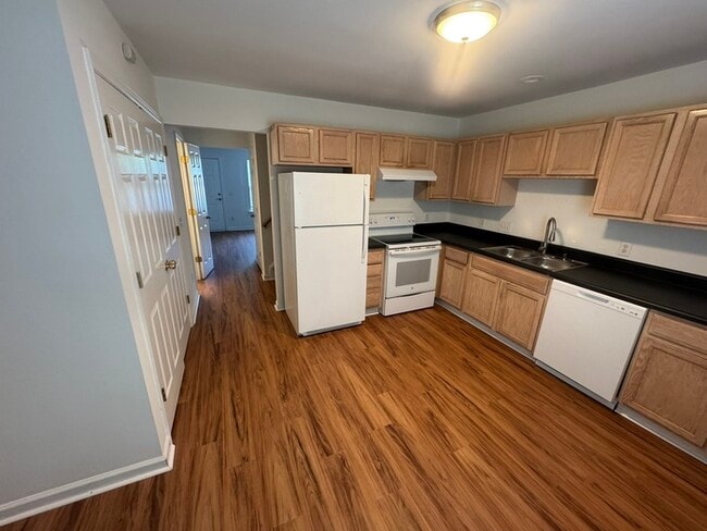 Photo - AVAILABLE NOW! 3 Bed 3 Story Town Home!