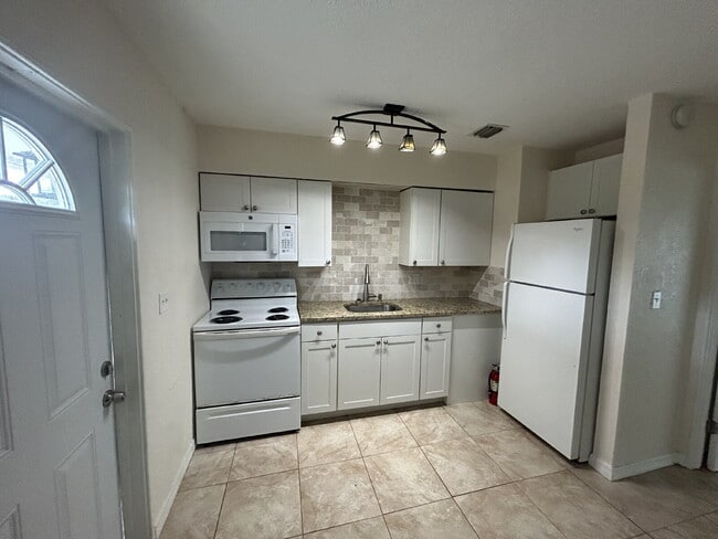 Photo - "Cozy 1-Bedroom Apartment in St. Petersburg – 550 Sq Ft of Comfort & Convenience!" Unidad 7th St N - 3