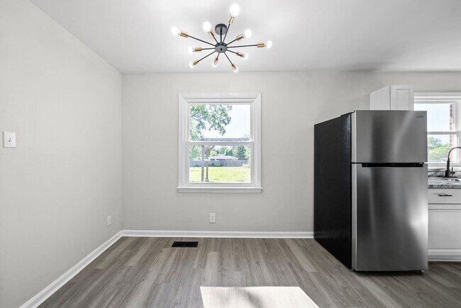 Photo - 3 bedroom 1 1/2 bath home with flex space for rent!