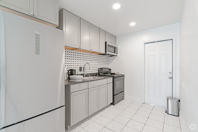 1BD, 1BA - 700SF - 411 SE 3rd Ave