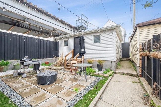 Patio y garaje (disponibles para alquilar) - 1708 W Cullerton St Unidad B