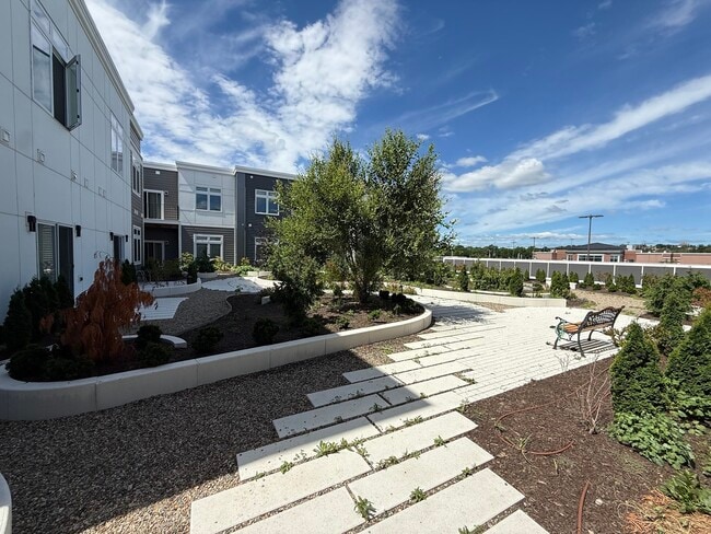 Photo - 60 Cross St E