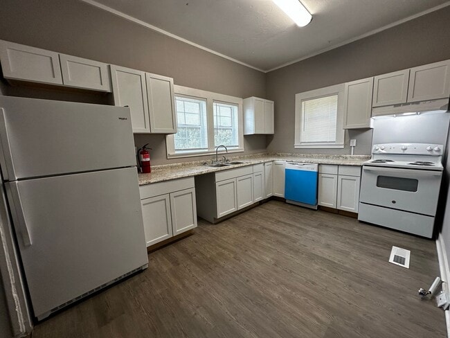 Photo - 213 E Main St