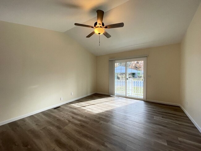 Photo - 102-106 N. Maple St. Unidad 104 N. Maple St.