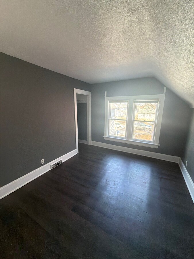 Photo - 644 Thomas Ave W