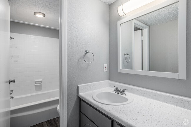 1BR, 1BA - 845SF - Bathroom