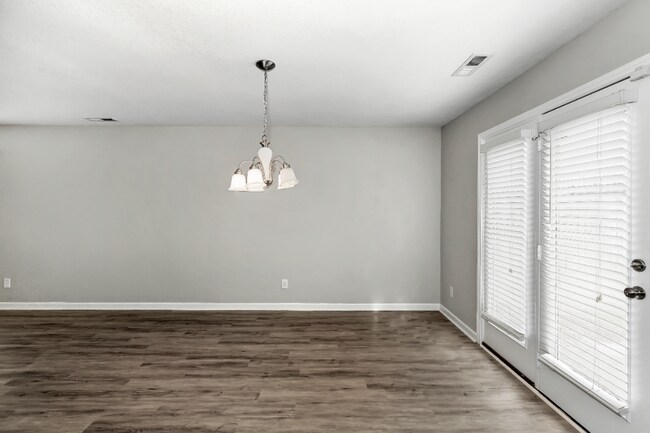 Photo - 325 Kenneth Blvd NW