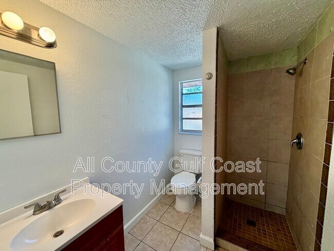 Photo - 910 61st Ave E