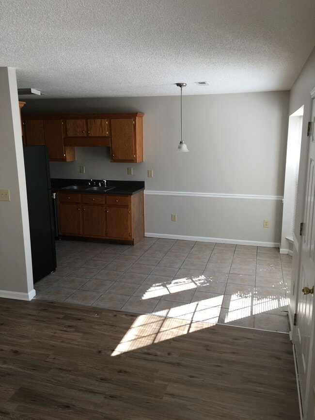 Building Photo - 351 Leafmore Rd SW Unit Apt A