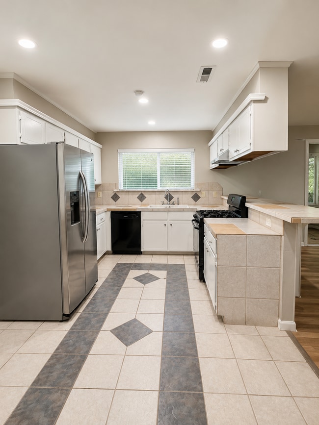 Photo - 205 E Marshall St