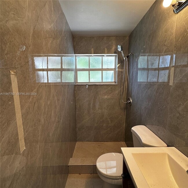 Building Photo - 732 Moffett St Unit 4A