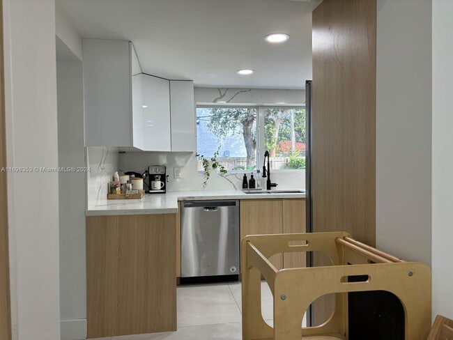 Photo - 365 NE 87th St