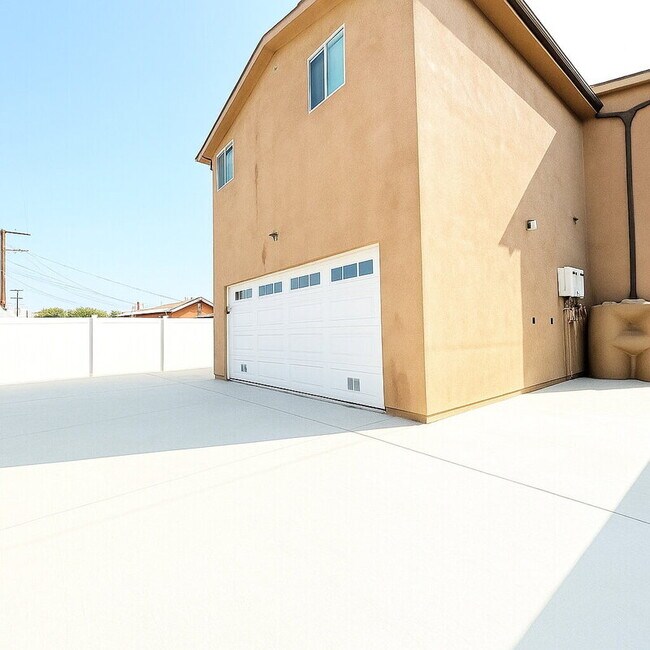 Photo - 829 E 74th St