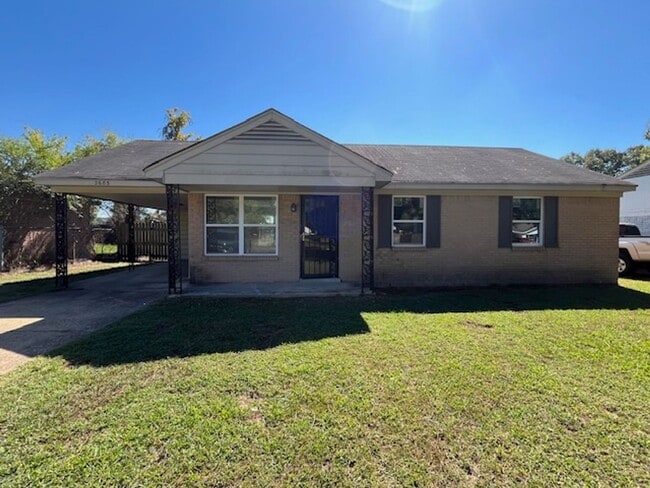 Building Photo - Renovated 3 Bedroom 1 Bath Home for Rent! ...