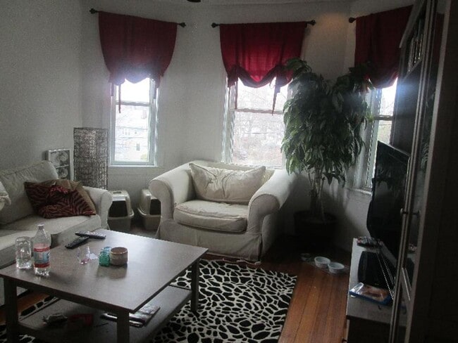 Building Photo - 3 bed/1 bath on Union St. available for a September 1st move-in