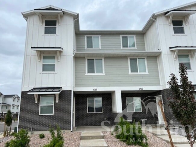 Building Photo - 642 Frost St