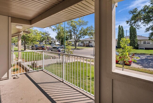large south-facing balcony - 318 108 St Unit 105