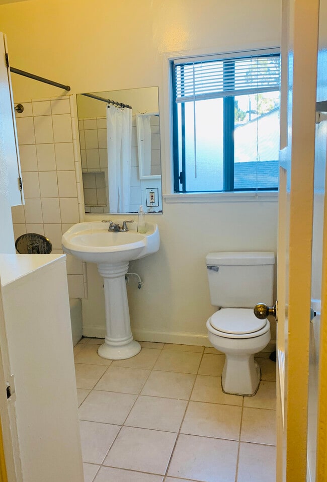 Building Photo - 2624 1/2 S Sepulveda Blvd Unit 2624 1/2