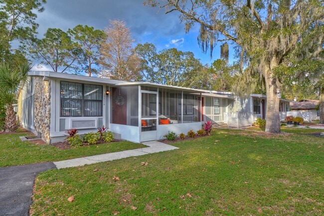 Apartamento de una habitación con patio privado con mosquitero - Live Oak Apartments