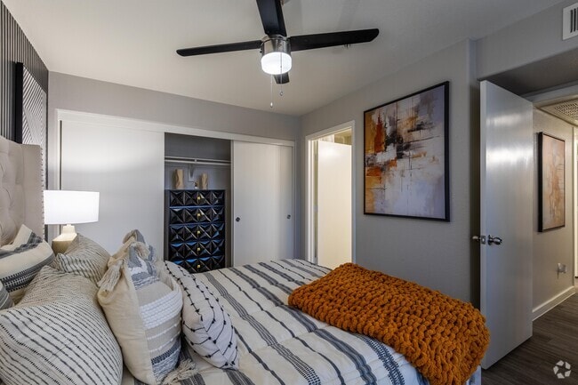 2 BR, 2 BA - 900SF