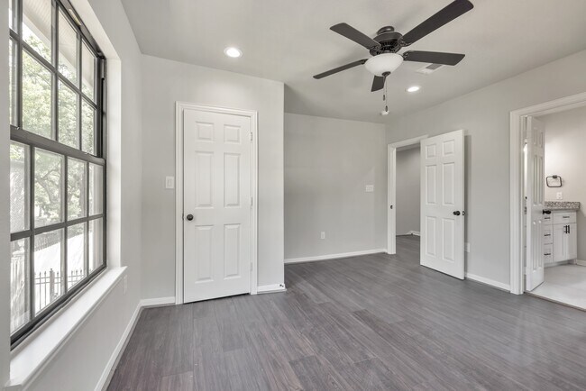 Photo - 7312 Main St