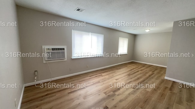 Photo - $745 - COMING SOON! Accepting SECTION 8/ Housing Voucher 3 bedroom / 1 bathroom - Remodeled Apart... Unidad 1530-301