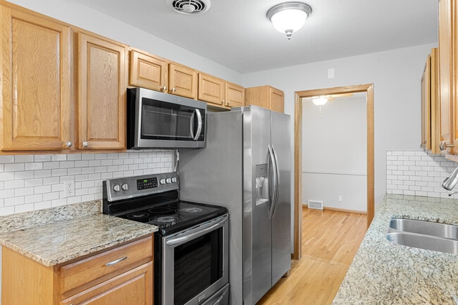 Cocina de chef, limpiada profesionalmente, carpintería original, fregadero profundo y ventana de cocina. - 7131 Ewing Ave N