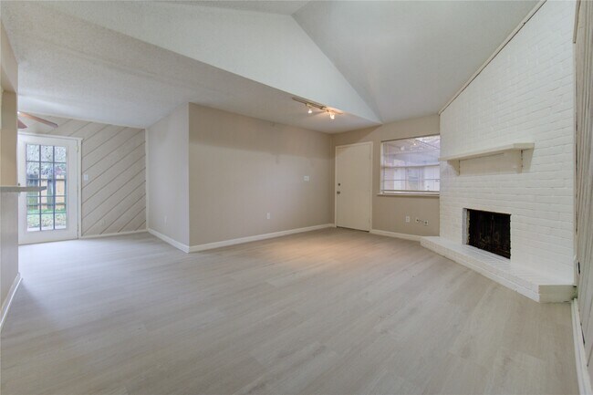 Photo - 212 Quaker Dr