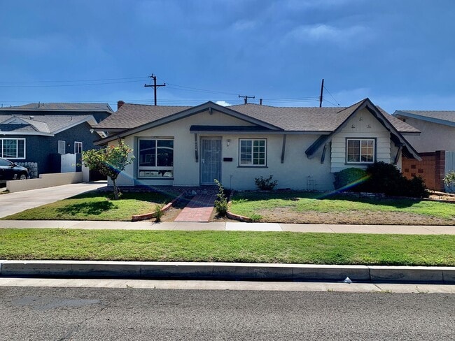 Building Photo - Charming Single Story Home