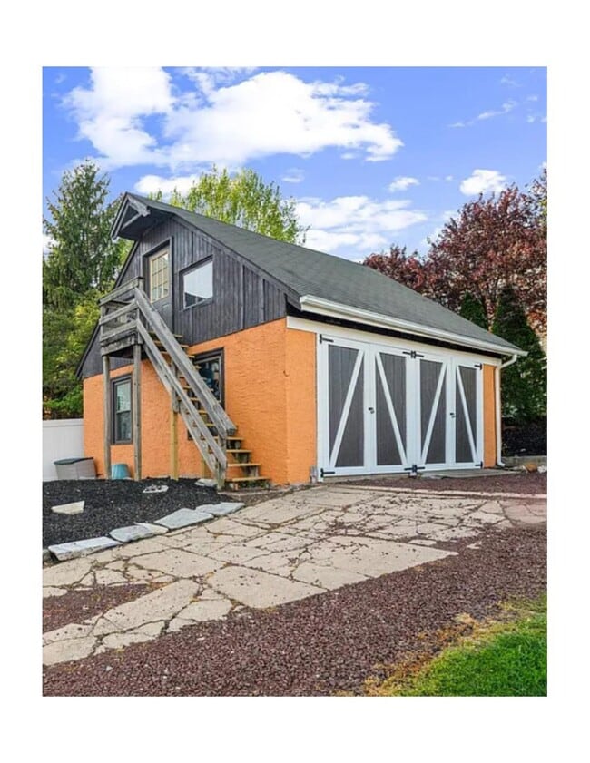 Building Photo - 814 E Hector St Unit Garage