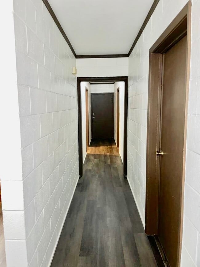 Building Photo - 704 S 25th St