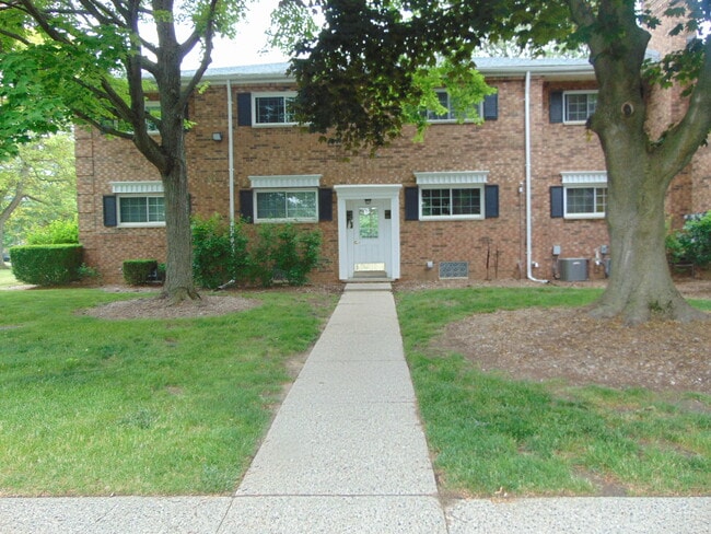 Building Photo - 683 E Fox Hills Dr Unit 683 E. Fox Hills