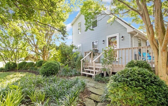 Building Photo - In-town single family home