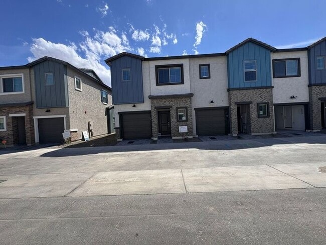 Photo - Stunning New 3Beds/2.5Bath Townhome in Phoenix, AZ!